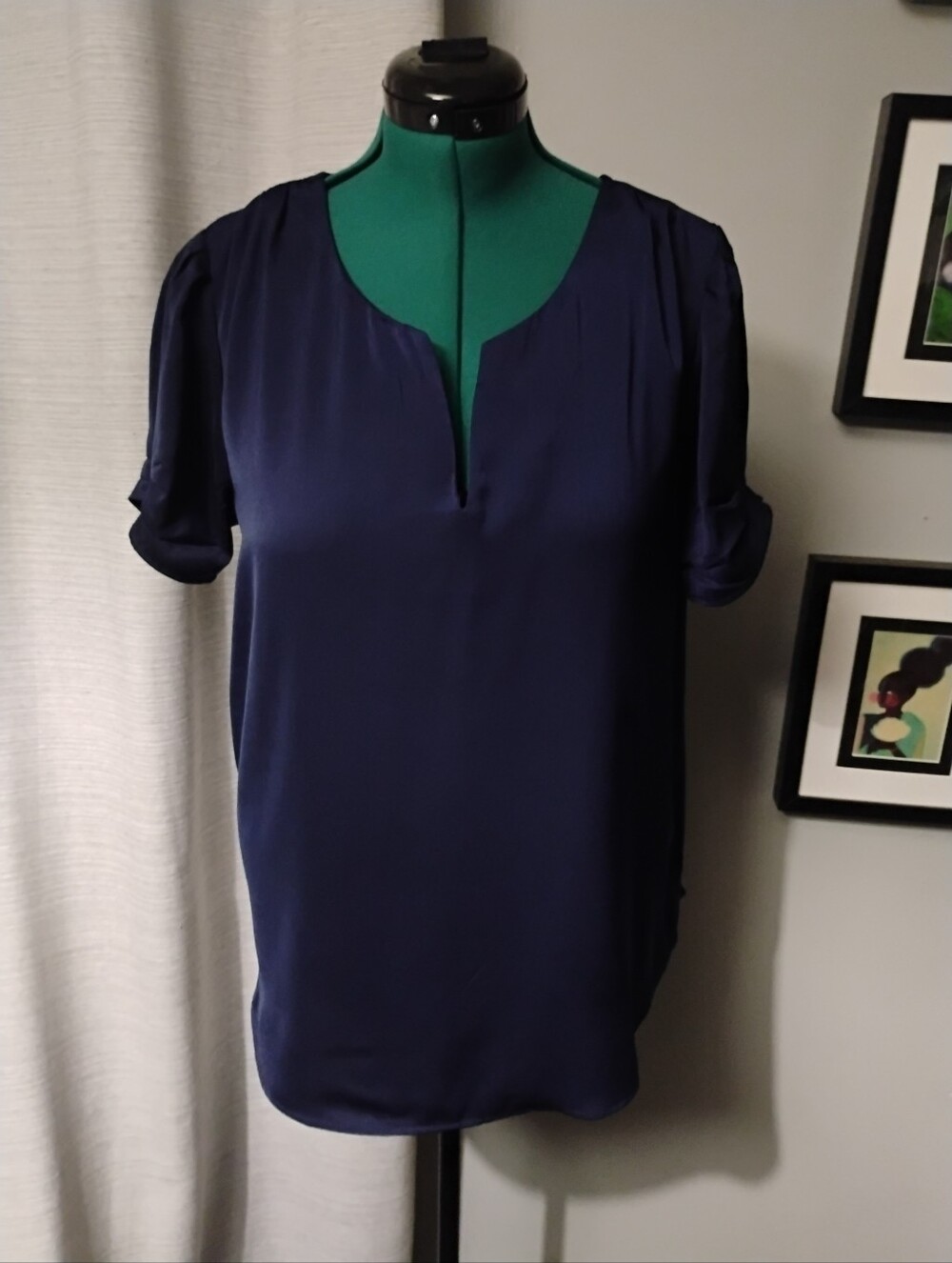DR2 Split Neck Pinch Pleat Short Sleeved Satin Blouse in Navy Sz L NWT